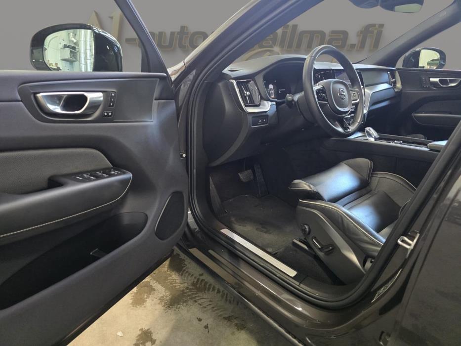 VOLVO XC60 2023