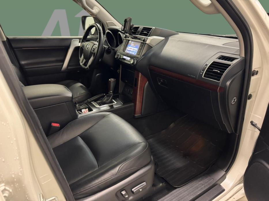 TOYOTA Land Cruiser 2016