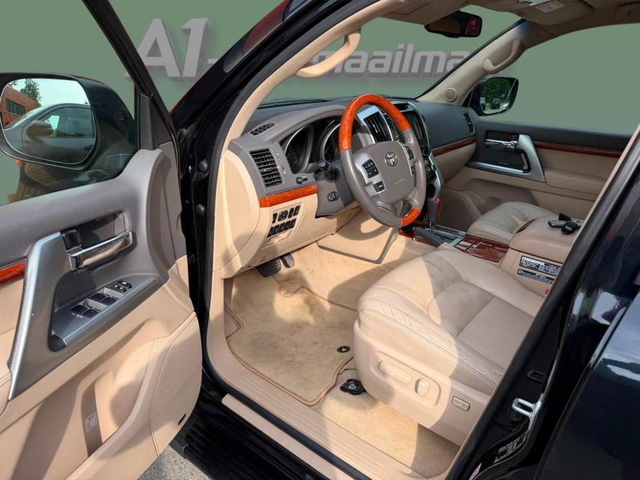 TOYOTA Land Cruiser 2014