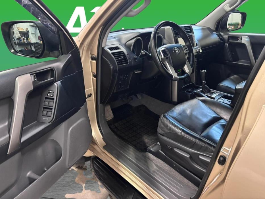 TOYOTA Land Cruiser 2012
