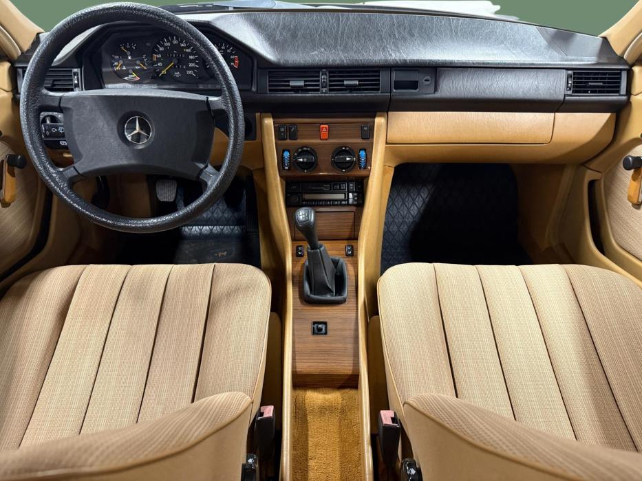 MERCEDES-BENZ 200 1989