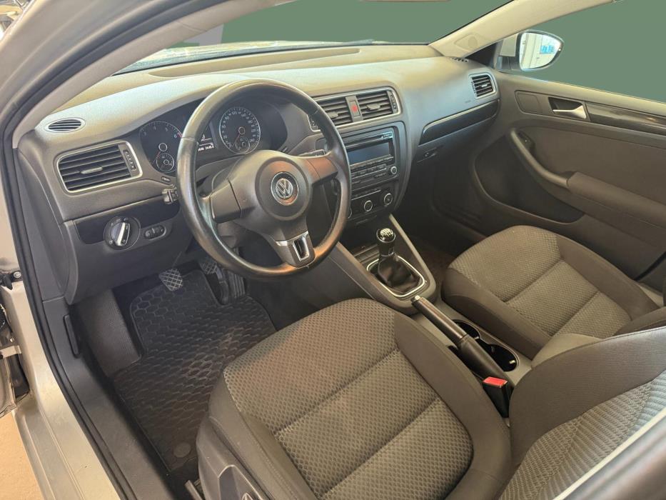 VOLKSWAGEN Jetta 2012