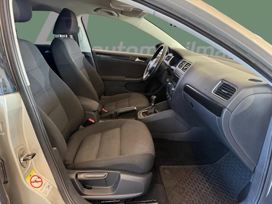 VOLKSWAGEN Jetta 2012