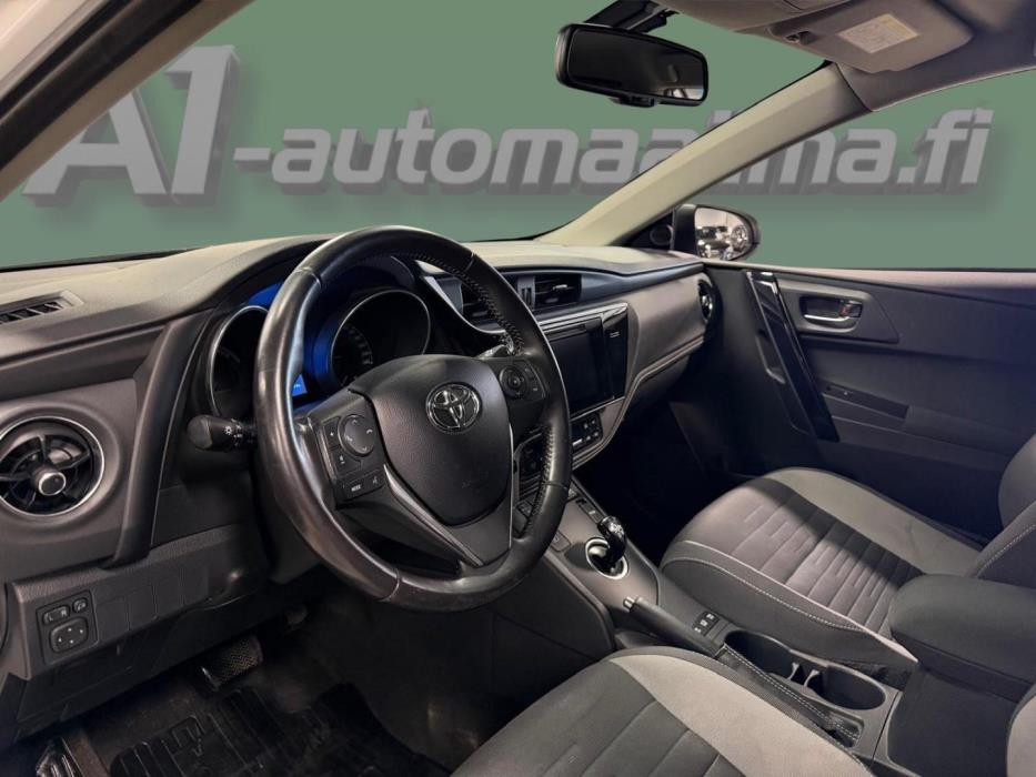 TOYOTA Auris 2015