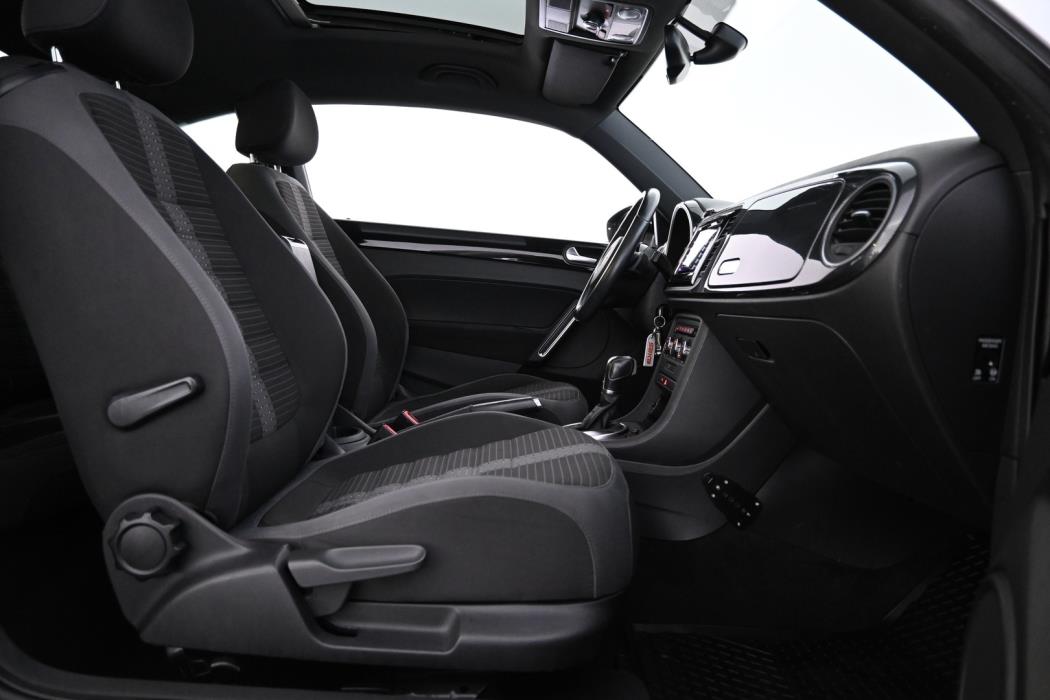 VOLKSWAGEN Beetle 2012