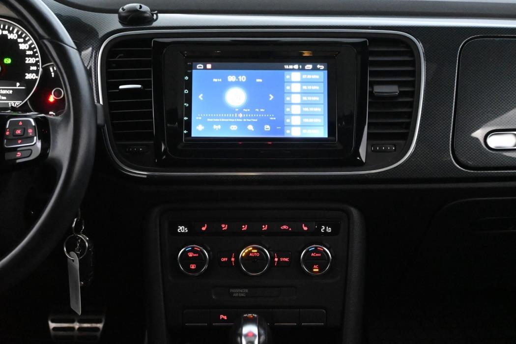 VOLKSWAGEN Beetle 2012