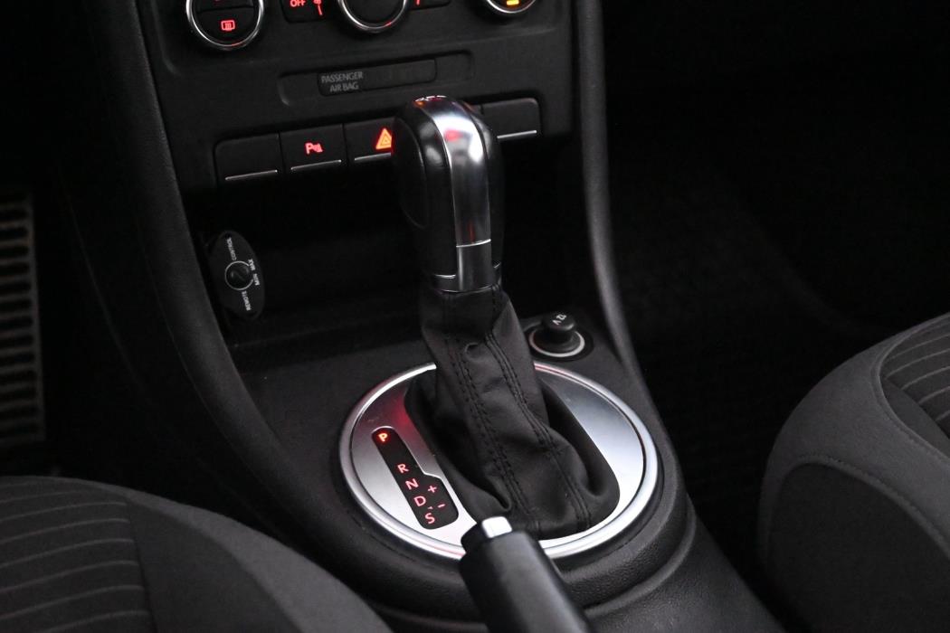 VOLKSWAGEN Beetle 2012