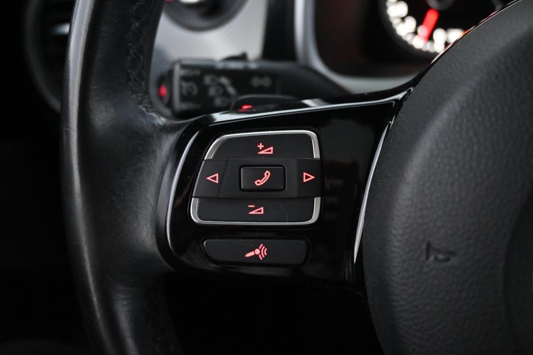 VOLKSWAGEN Beetle 2012