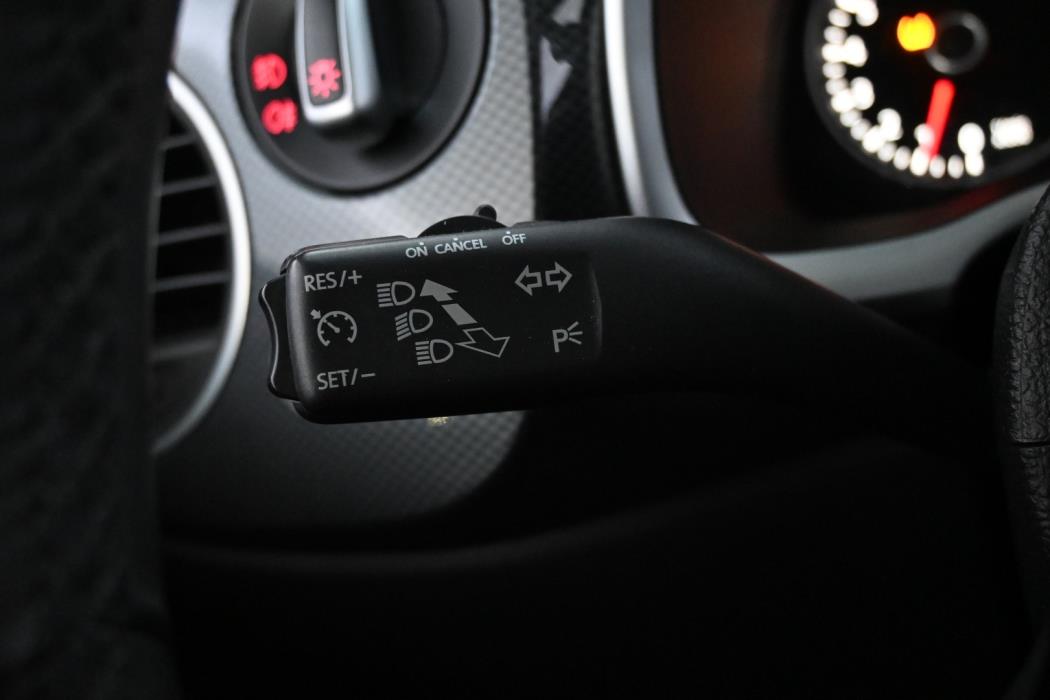 VOLKSWAGEN Beetle 2012