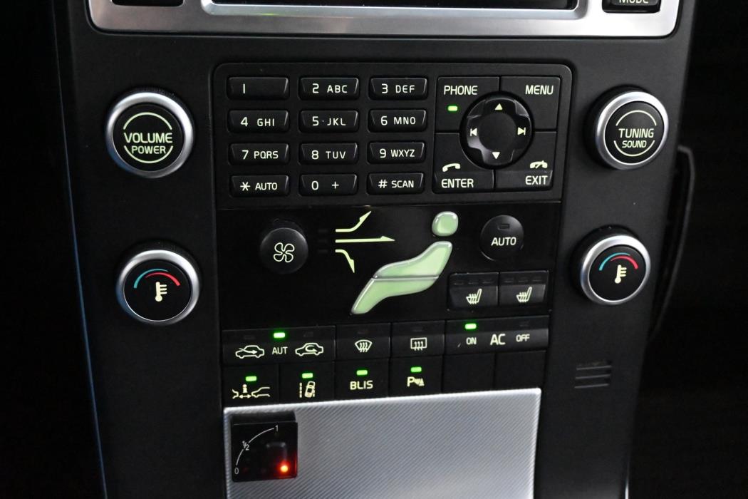 VOLVO V70 2011