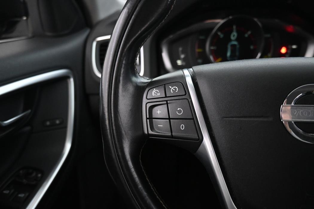 VOLVO V60 2015