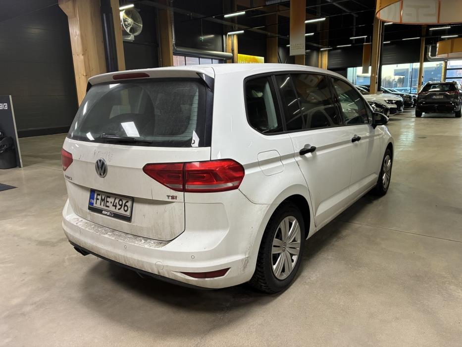 VOLKSWAGEN Touran 2016