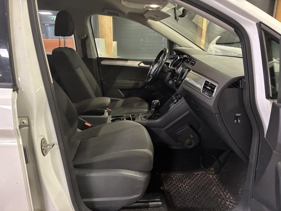 VOLKSWAGEN Touran 2016