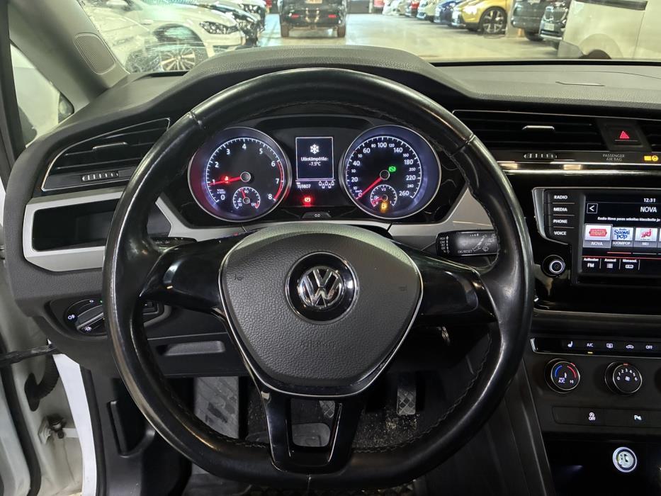 VOLKSWAGEN Touran 2016