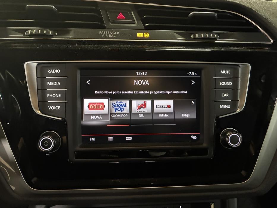 VOLKSWAGEN Touran 2016