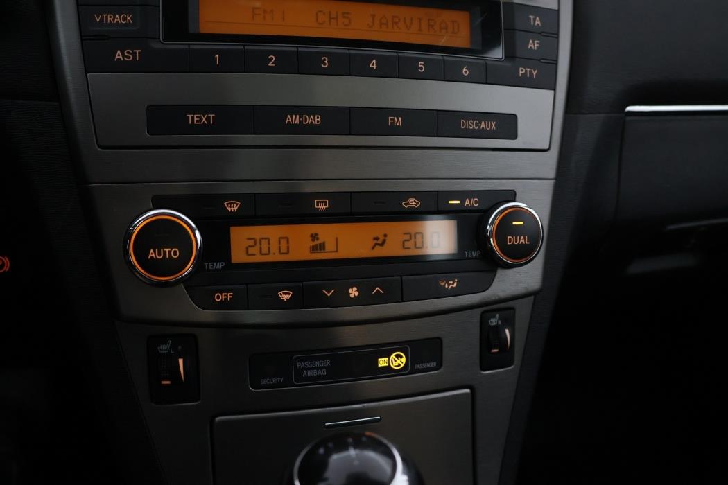 TOYOTA Avensis 2011