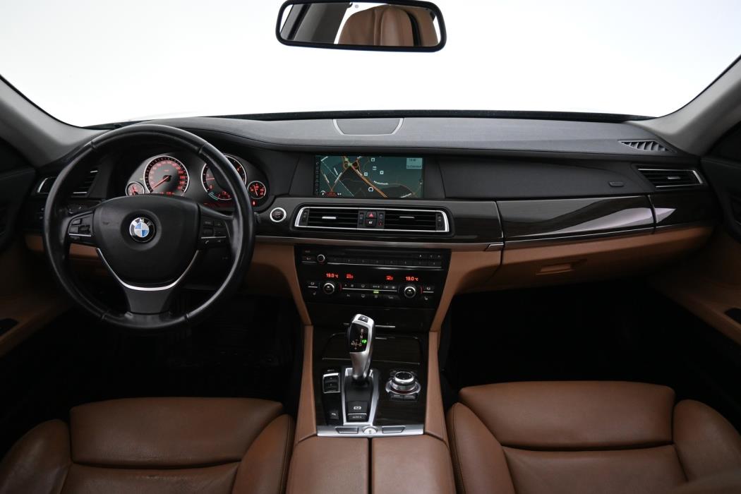 BMW 740 2011