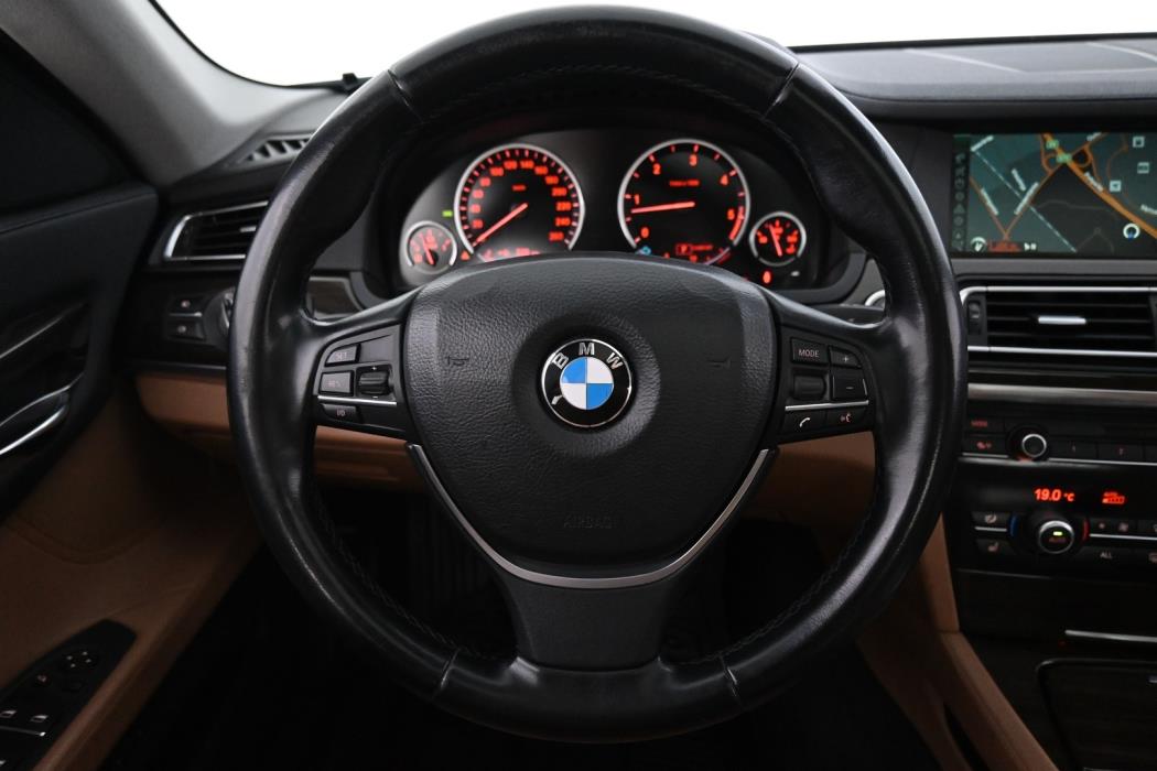 BMW 740 2011