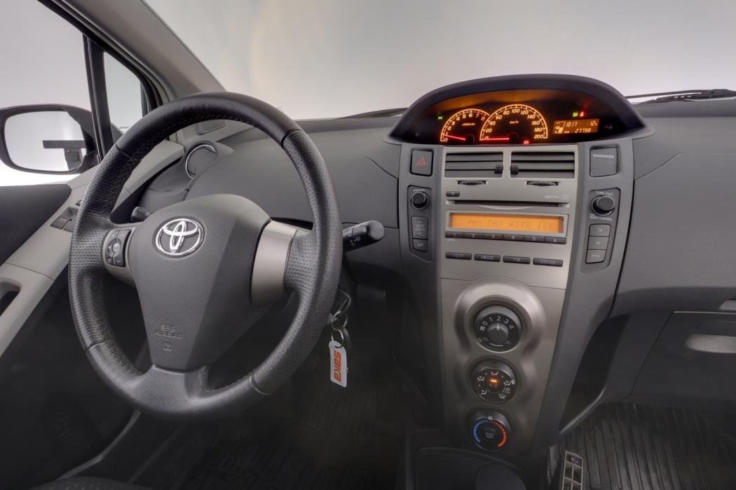 TOYOTA Yaris 2011