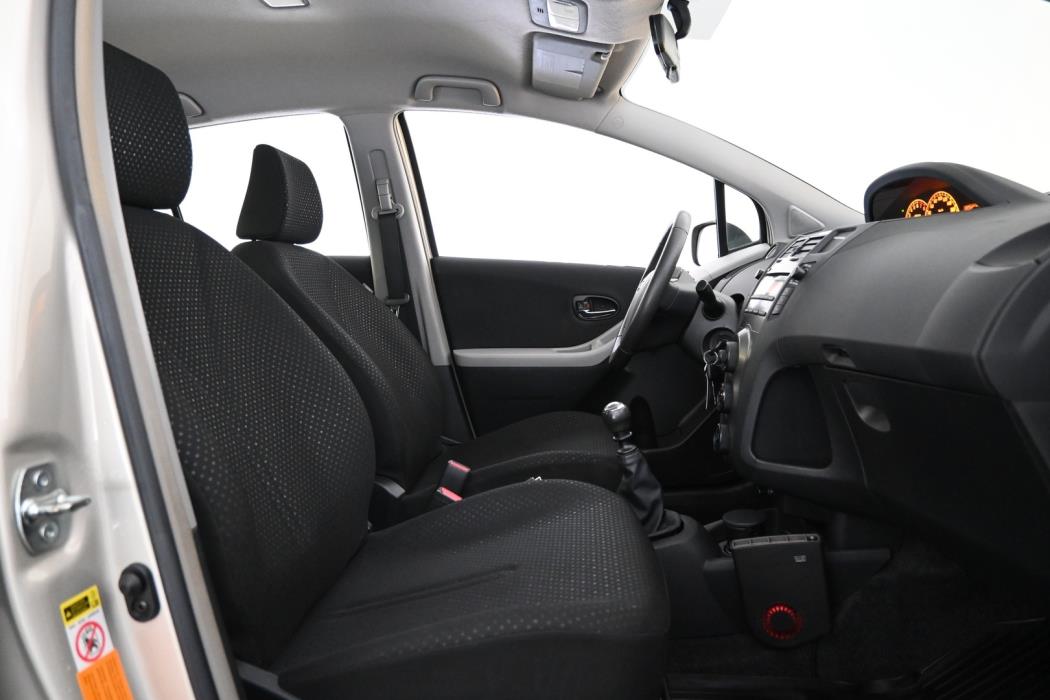TOYOTA Yaris 2011