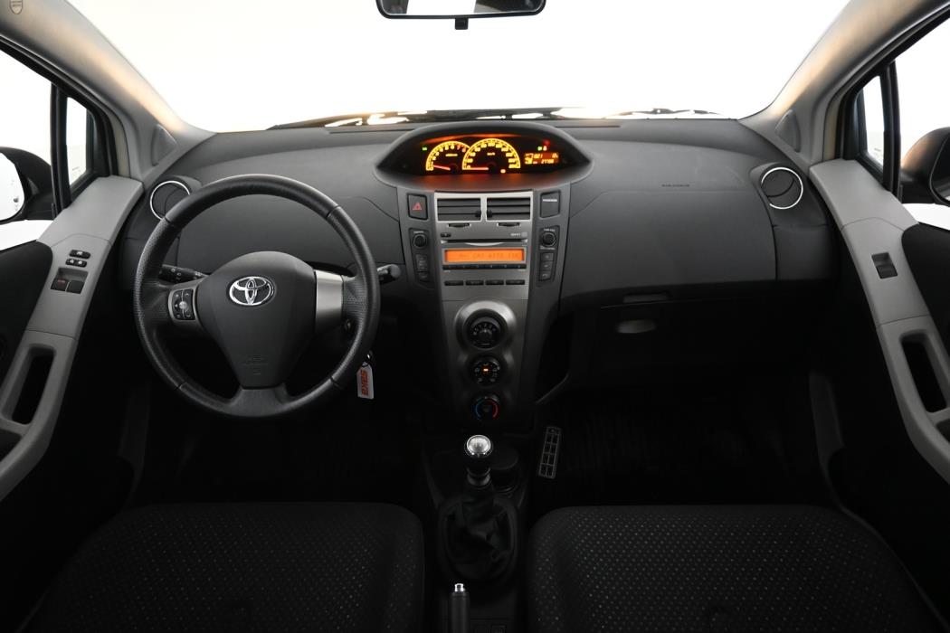 TOYOTA Yaris 2011