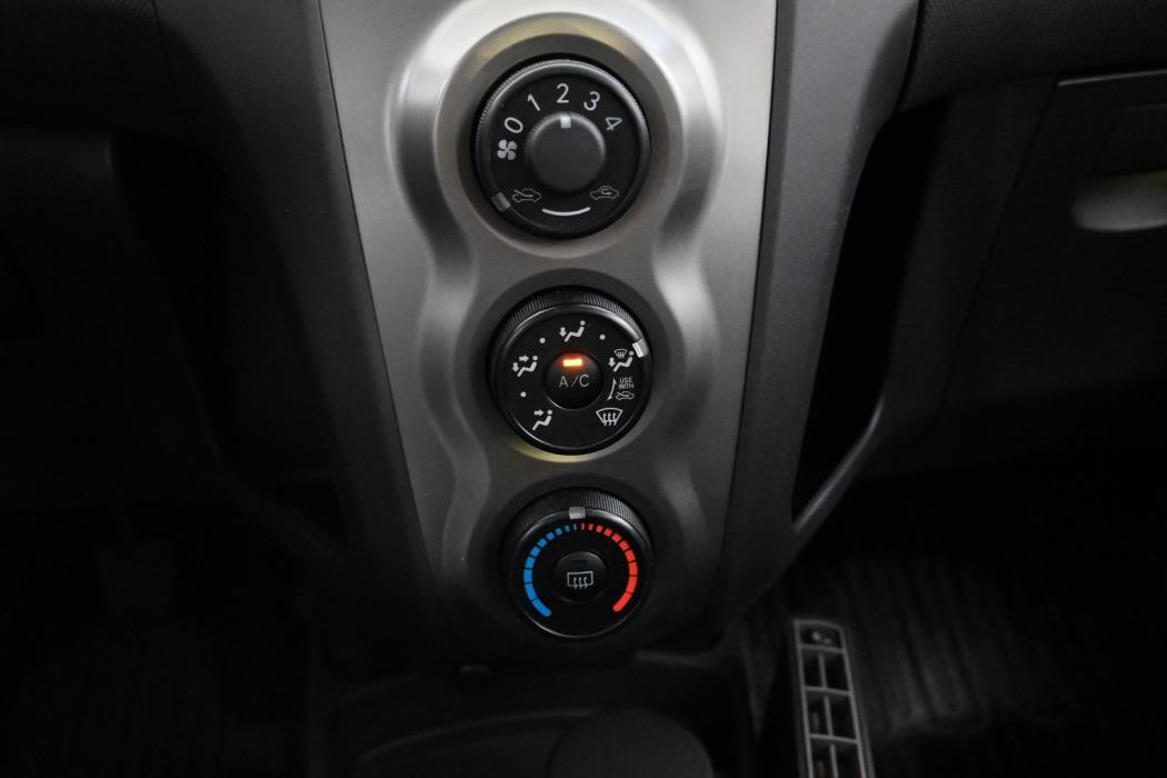 TOYOTA Yaris 2011