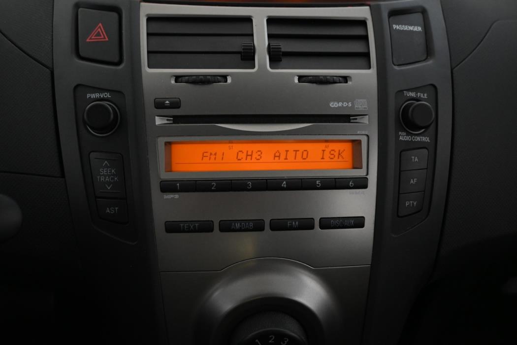 TOYOTA Yaris 2011
