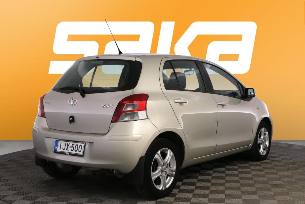 TOYOTA Yaris 2011