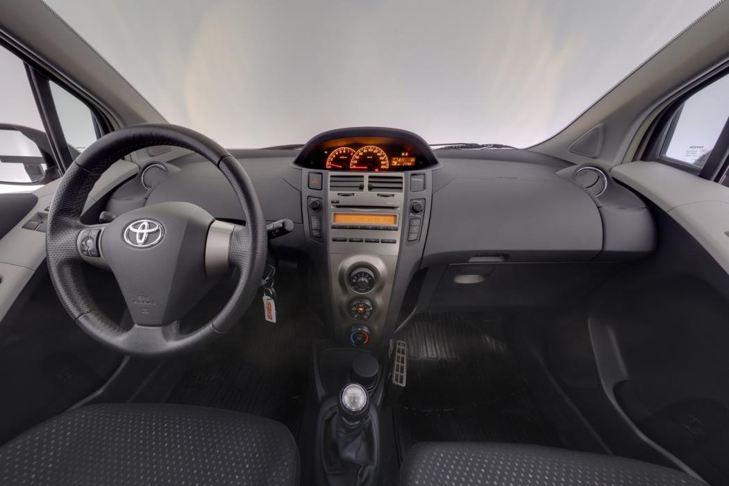 TOYOTA Yaris 2011