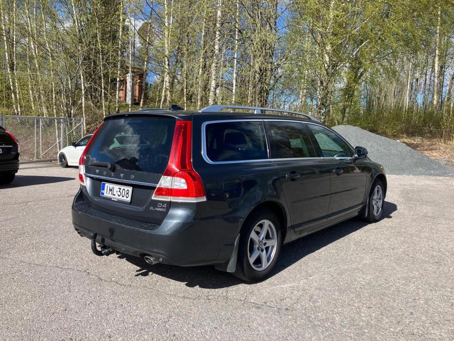 VOLVO V70 2015