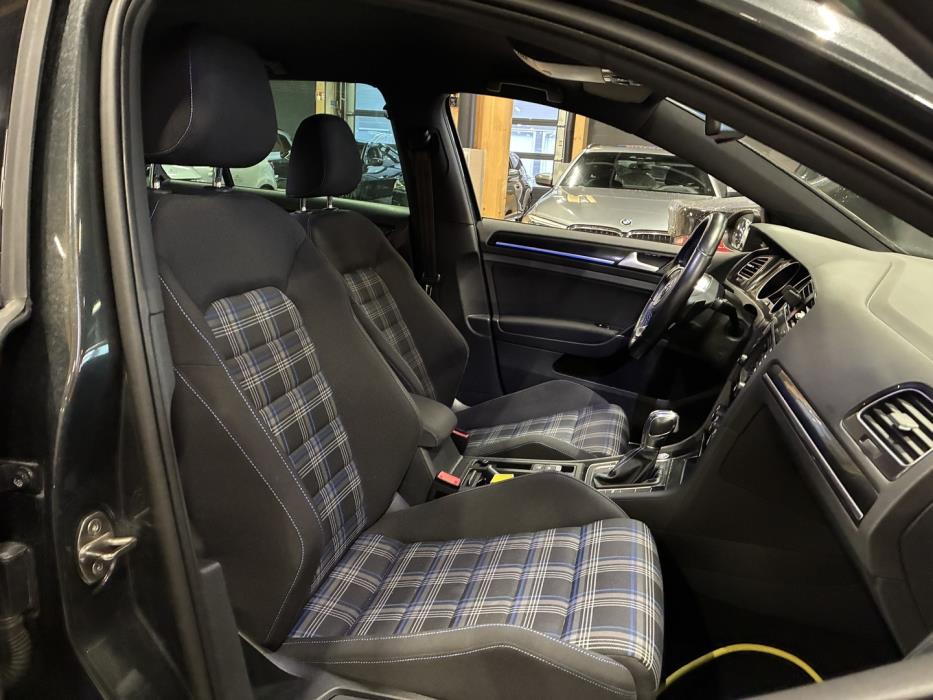 VOLKSWAGEN Golf 2016