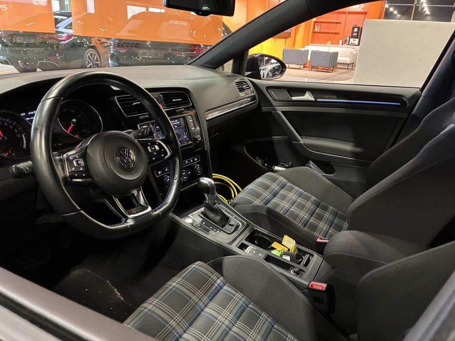 VOLKSWAGEN Golf 2016