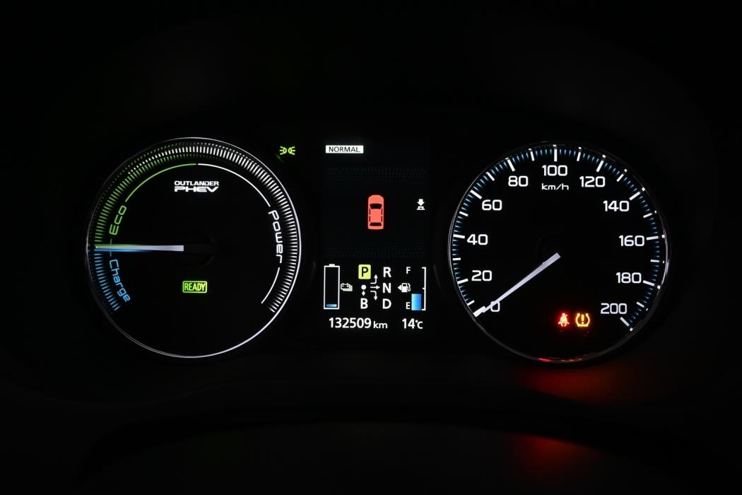 MITSUBISHI Outlander PHEV 2014