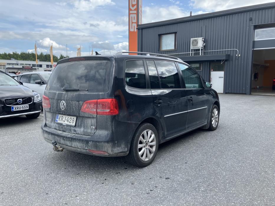 VOLKSWAGEN Touran 2012