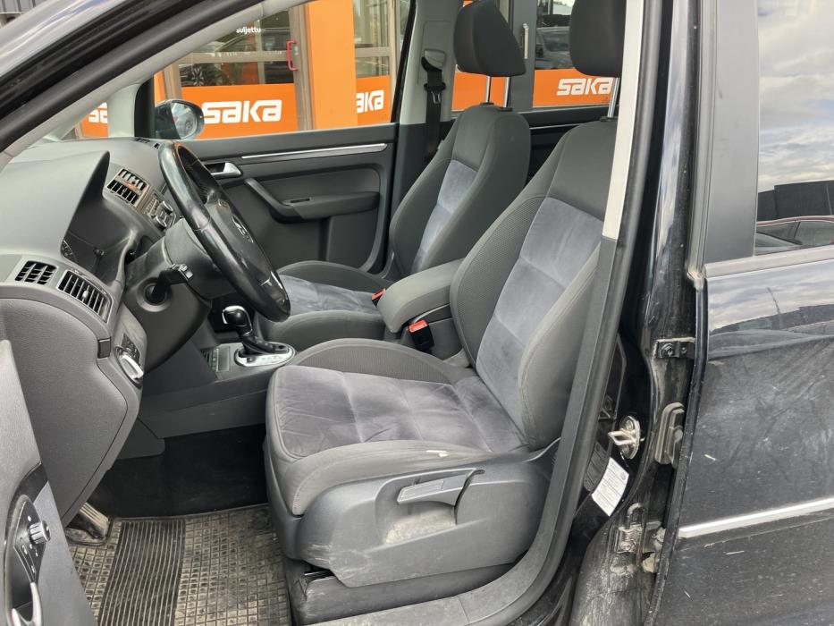 VOLKSWAGEN Touran 2012