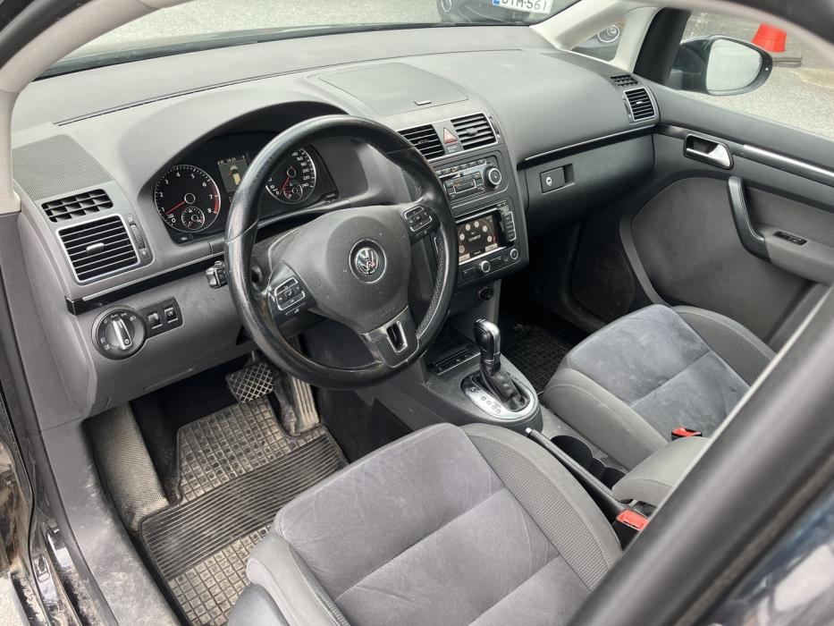VOLKSWAGEN Touran 2012