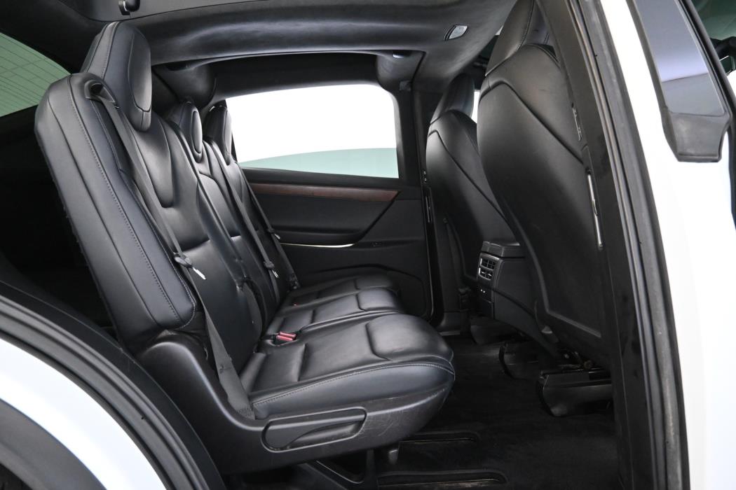 TESLA Model X 2021