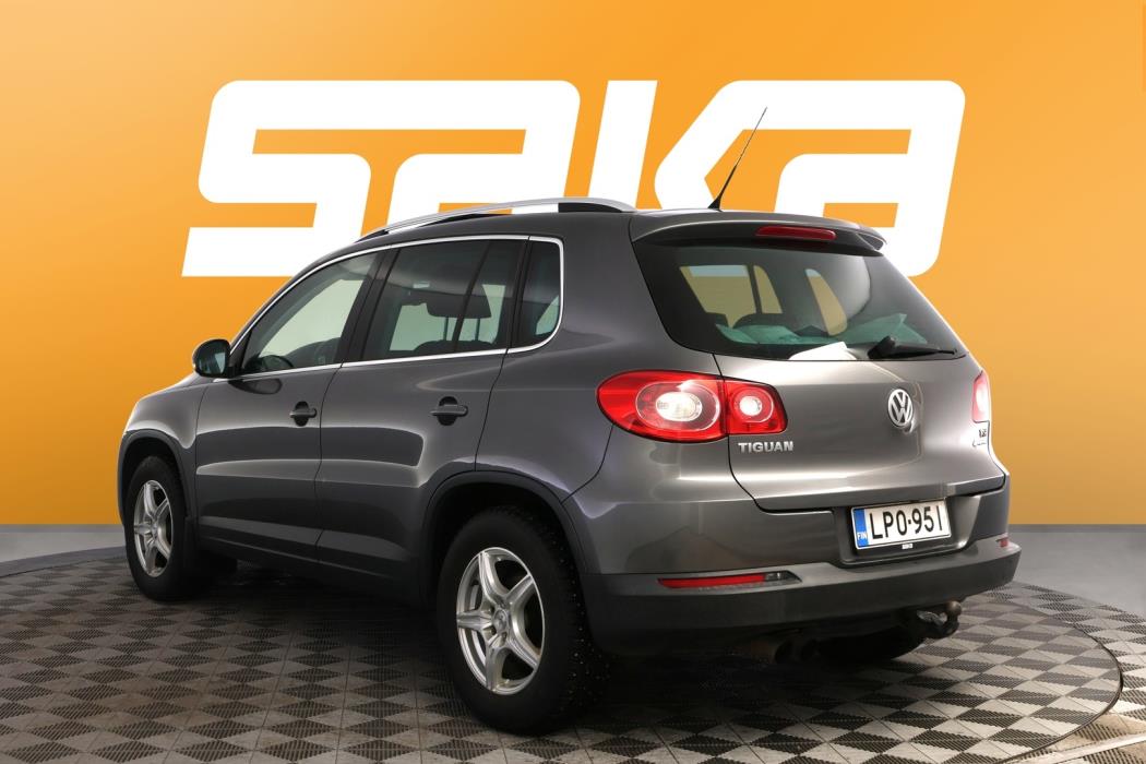 VOLKSWAGEN Tiguan 2011
