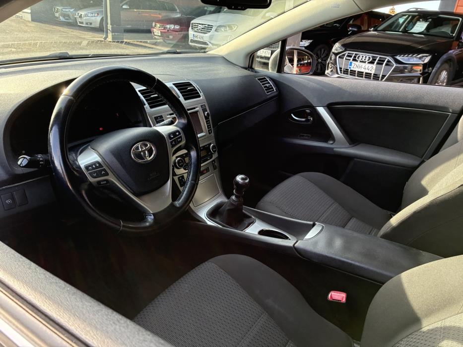 TOYOTA Avensis 2012