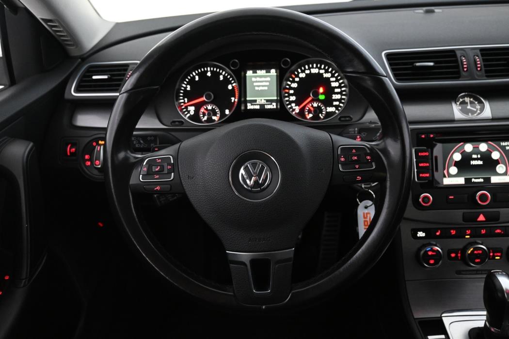 VOLKSWAGEN Passat 2012
