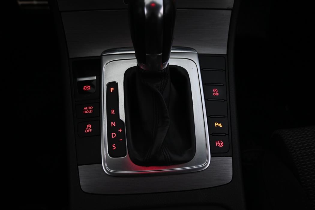 VOLKSWAGEN Passat 2012
