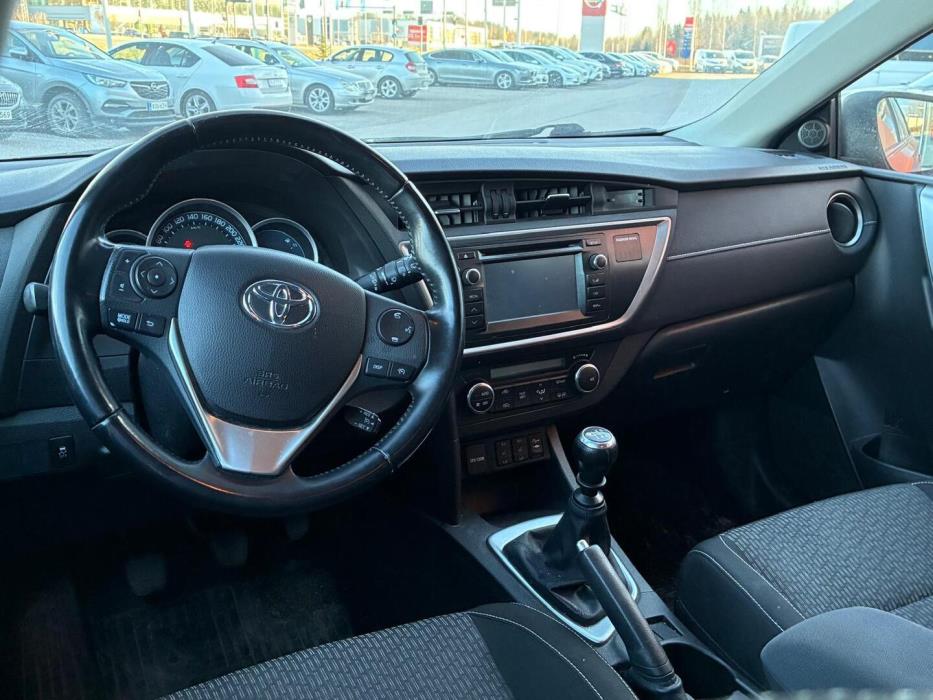 TOYOTA Auris 2015