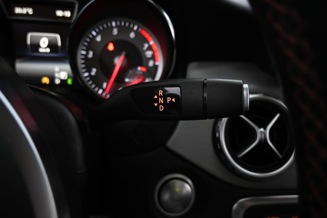 MERCEDES-BENZ GLA 2015