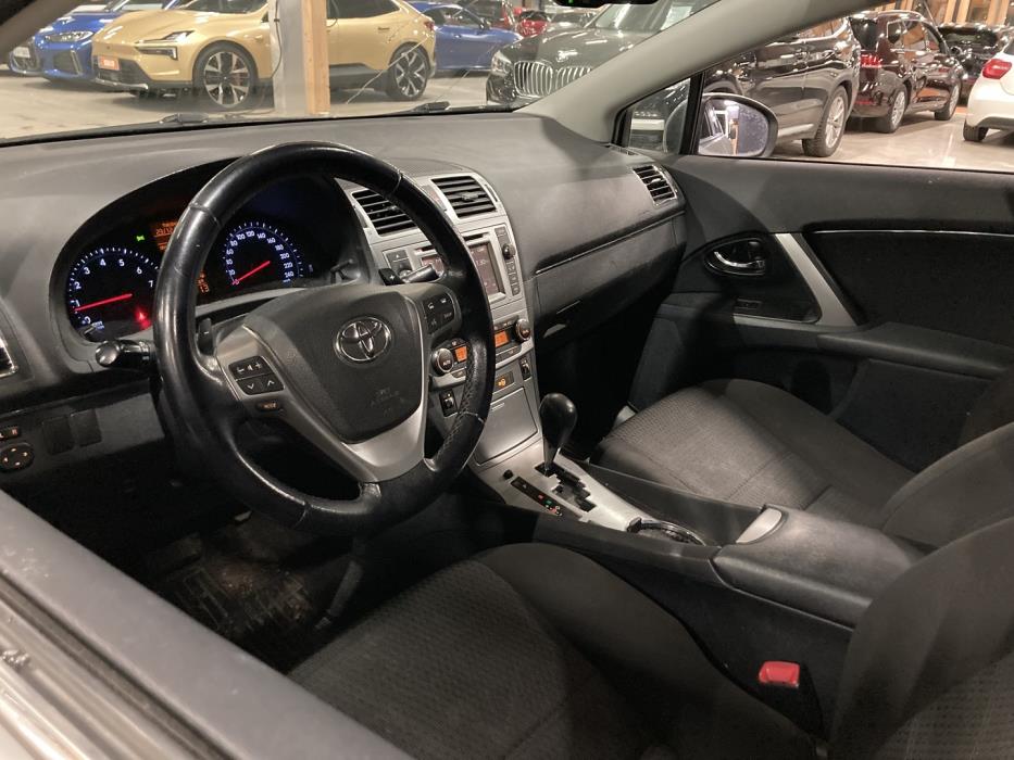 TOYOTA Avensis 2012