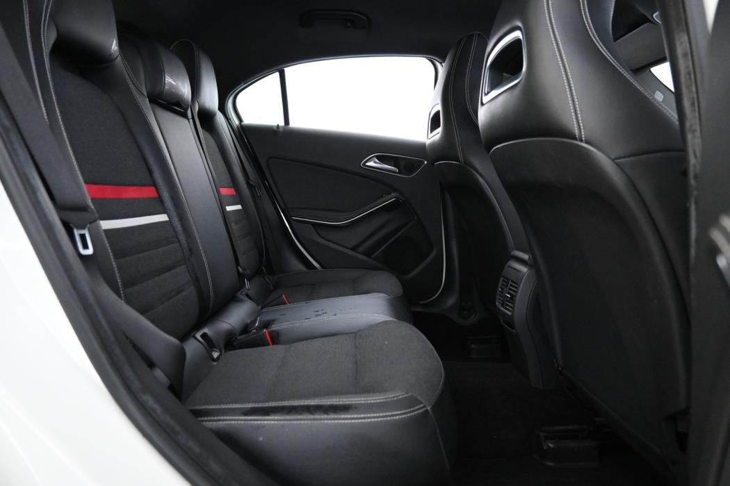 MERCEDES-BENZ A 2015