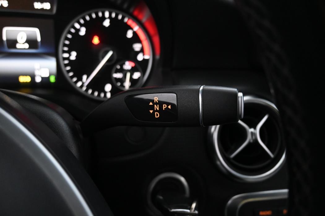 MERCEDES-BENZ A 2015