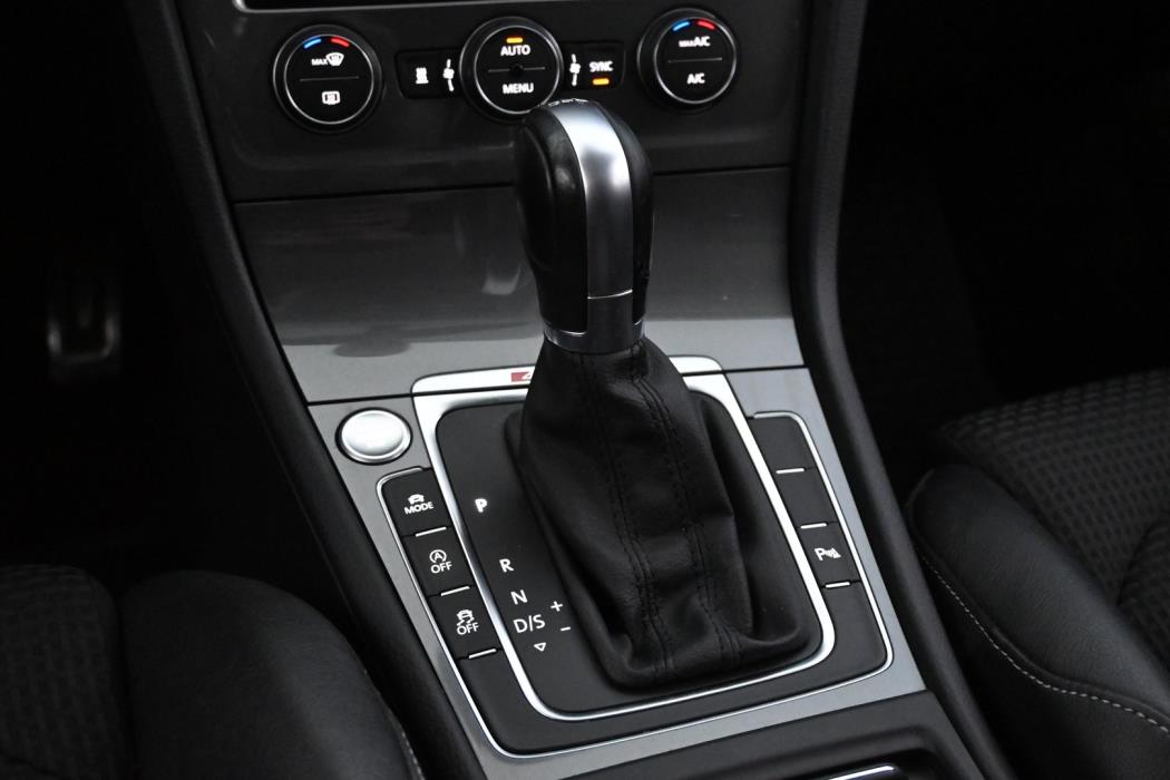 VOLKSWAGEN Golf 2016