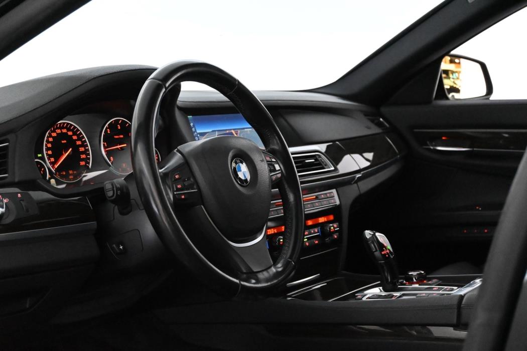 BMW 740 2011