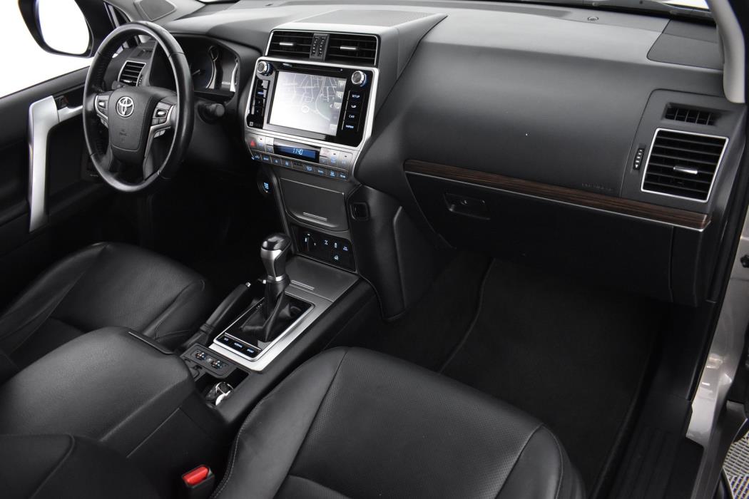 TOYOTA Land Cruiser 2018