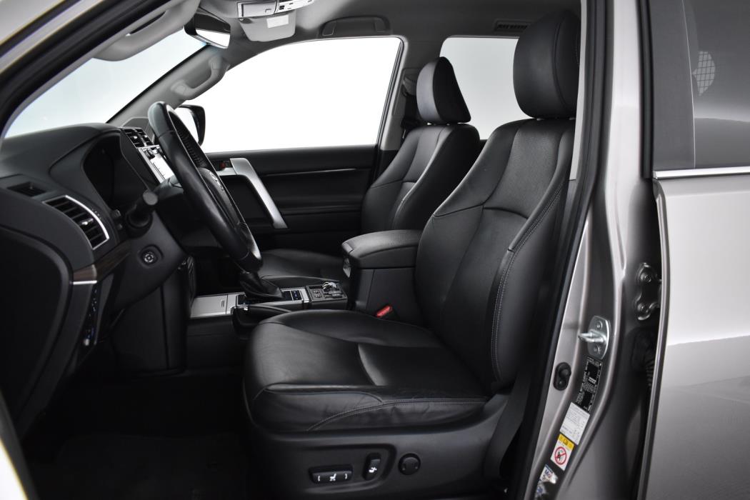 TOYOTA Land Cruiser 2018